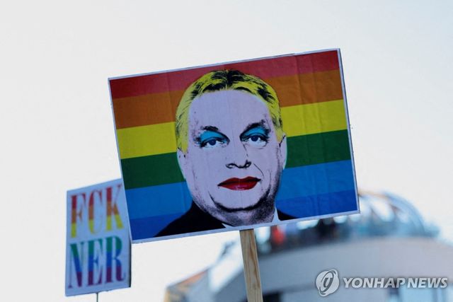 성소수자 집회에 등장한 오르반 빅토르 전 헝가리 총리 피켓. 기사와 관련없는 자료사진입니다. 