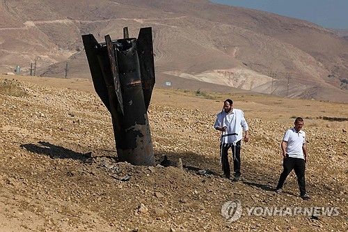 팔레스타인 요르단강 서안에 떨어진 이란의 탄도미사일 잔해