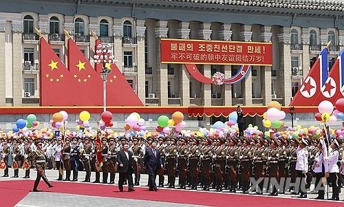 8일(현지시간) 평양 김일성광장에서 열린 시진핑 중국 국가주석 환영행사
