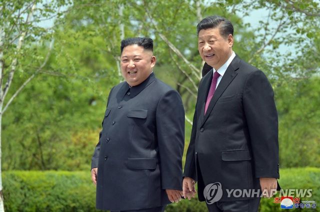 2019년 방북 당시 금수산영빈관 산책하는 시진핑 중국 국가 주석과 김정은 북한 국무위원장