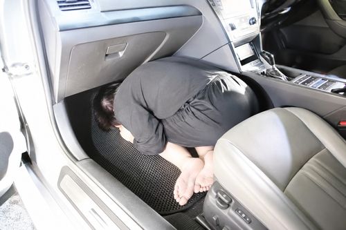 승합차 조수석에 꿇어앉은 아이