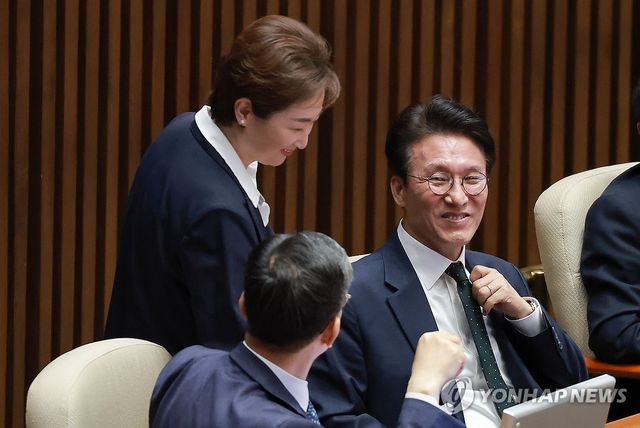 대화하는 김민석 국무총리와 민주당 이언주 최고위원