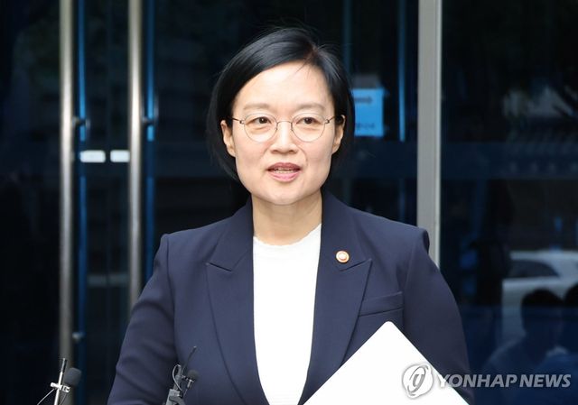 취재진 질문에 답하는 한성숙 국무총리 후보자