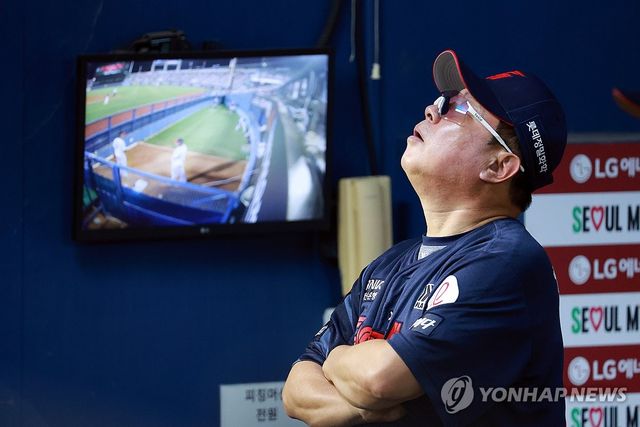 롯데 김태형 감독 '잘 안 풀리네'