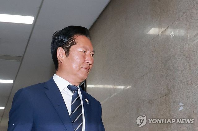비공개 최고위원회의 향하는 더불어민주당 정청래 대표