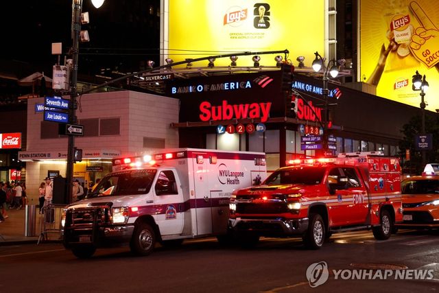 미국 뉴욕 펜스테이션에 배치된 긴급구조 차량들