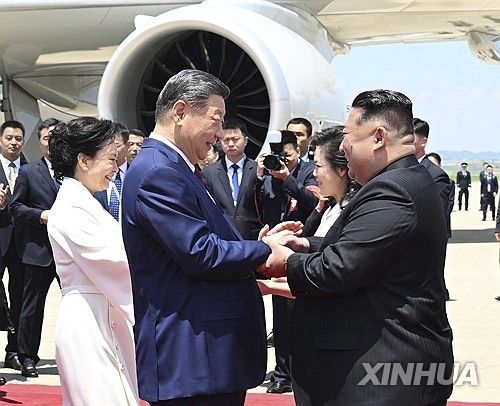 김정은·리설주, 8일(현지시간) 평양 공항서 시진핑 부부 영접 