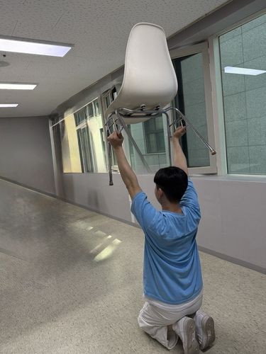 A아동양육시설 체벌 가운데 '무릎 꿇고 의자 들기' 모습