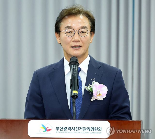 당선소감 말하는 전재수