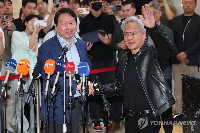 악수하는 젠슨 황-최태원