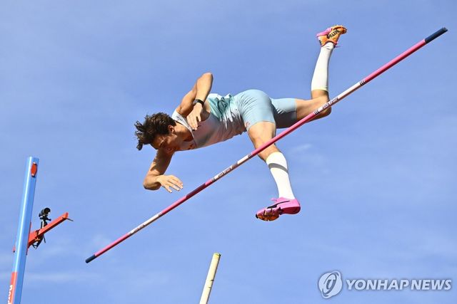 바를 건드리는 듀플랜티스