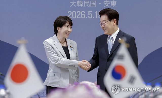 손 맞잡은 한-일 정상