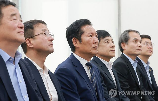 대통령 취임 1주년 기자회견 보는 민주당 지도부