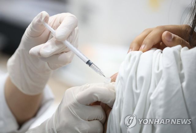 백신 접종하는 의료진