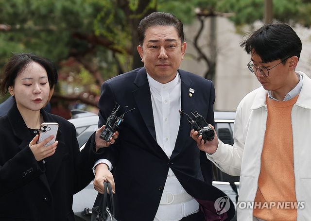 조사 향하는 김병기