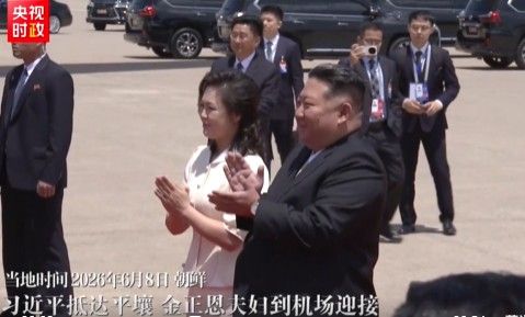 김정은·리설주, 평양공항서 시진핑 부부 영접