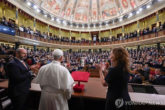 스페인 의회에서 연설하는 교황