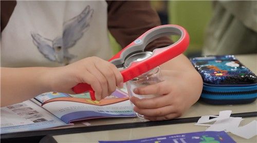'만능 오프너'로 손이 불편해도 병뚜껑을 쉽게 여는 원리를 체험하는 초등학생