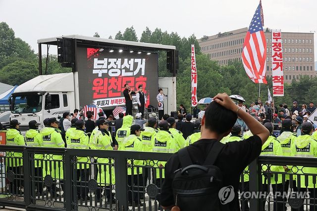 투표용지 부족 비판 집회 계속
