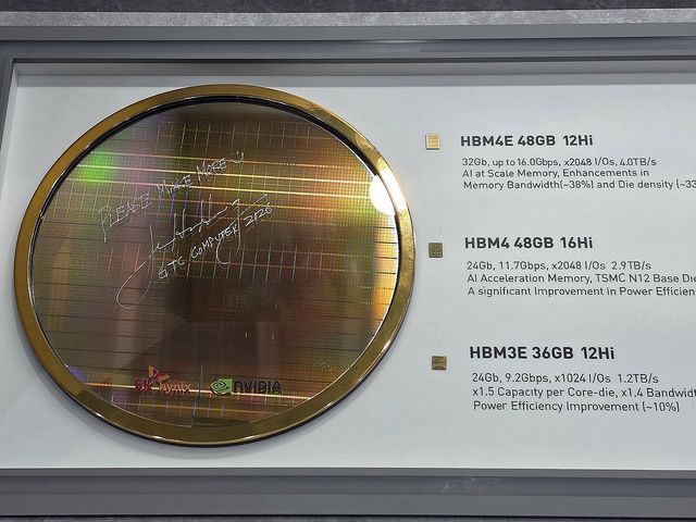 젠슨 황 CEO가 SK하이닉스 HBM4E 웨이퍼에 남긴 사인
