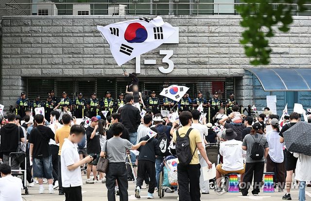6ㆍ3지방선거 개표소 봉쇄 시위 계속
