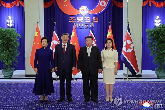기념촬영하는 김정은 부부와 시진핑 부부