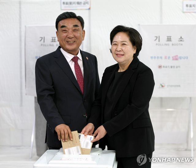 사전 투표하는 김두겸 울산시장 후보 부부