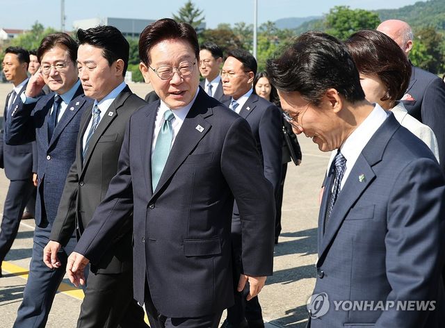 대화하는 이재명 대통령과 김민석 총리