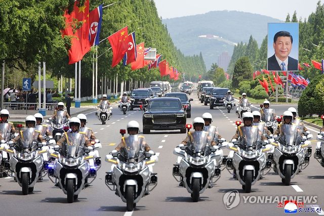 의전 오토바이 호위받으며 이동하는 시진핑 탑승차