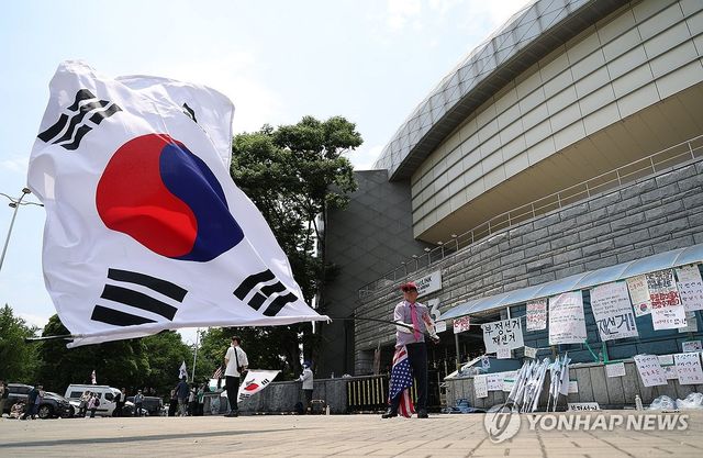 이어지는 개표소 봉쇄 시위…대형 태극기 흔드는 참가자