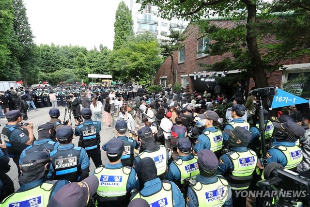 지난 5일 잠실7동 제2투표소 앞에서 대치 중인 경찰과 시위대