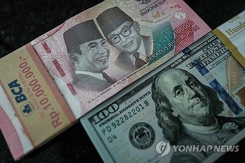 인도네시아 루피아화(왼쪽)와 미국 달러
