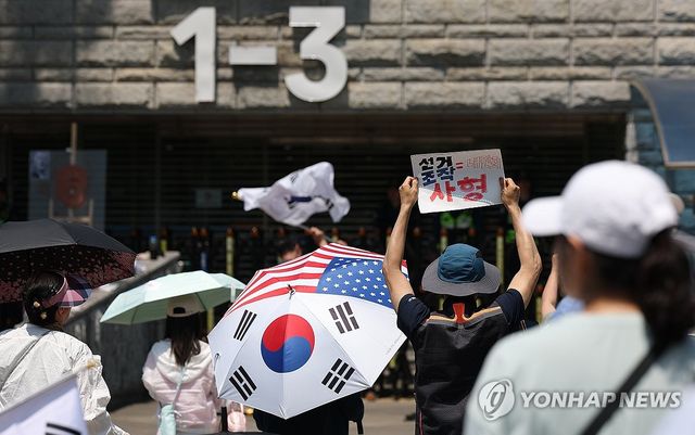 계속되는 올림픽공원 개표소 봉쇄 시위