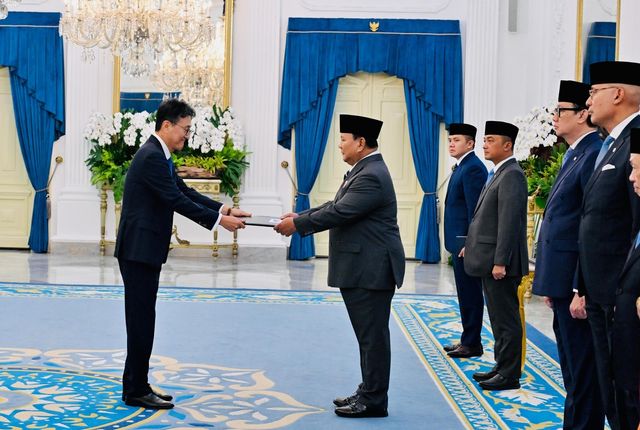 프라보워 인도네시아 대통령(오른쪽)에게 신임장 제정하는 윤순구 대사