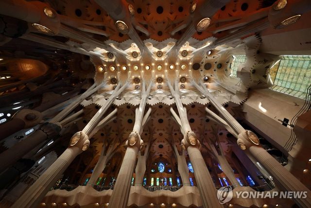 사그라다 파밀리아 성당 내부