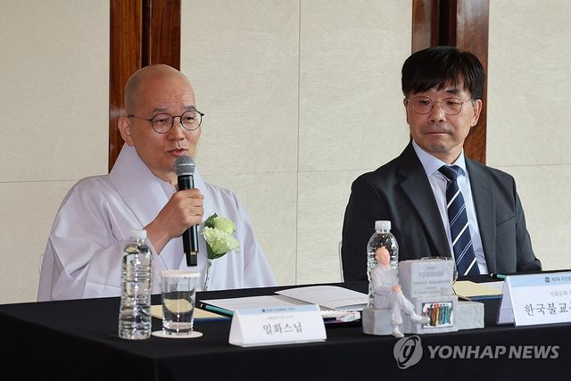 수상소감 말하는 한국불교문화사업단장 일화스님