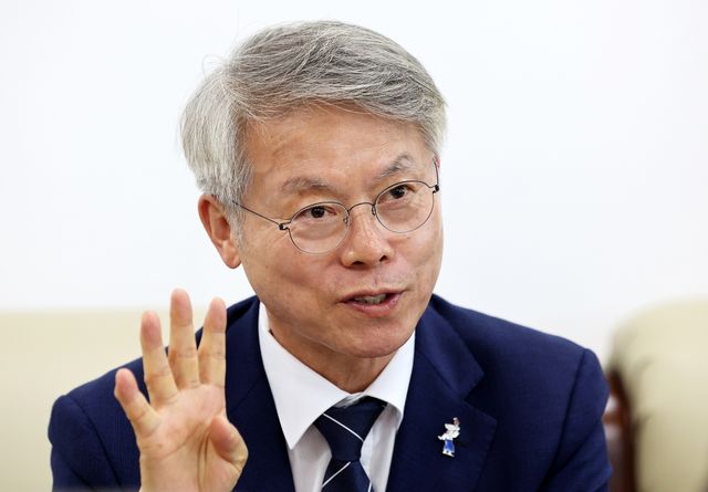 인터뷰하는 민형배 당선인
