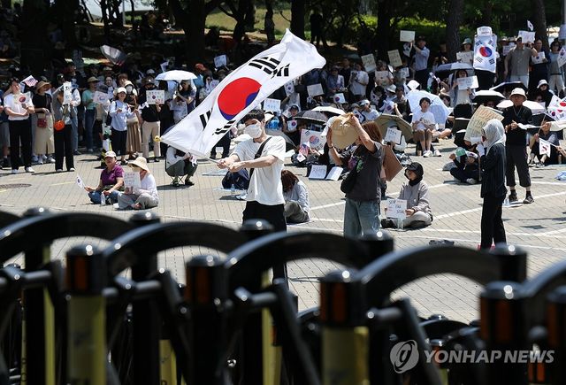 이어지는 올림픽공원 개표소 봉쇄 시위