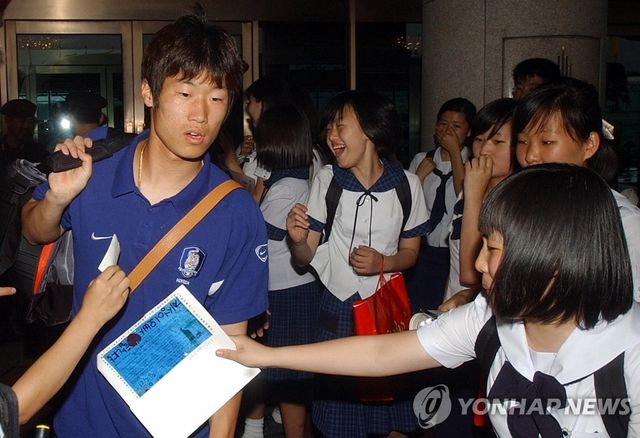 박지성에 몰려든 팬들