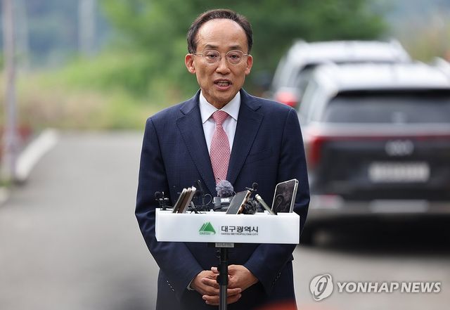 박근혜 전 대통령 사저 앞에서 발언하는 추경호 당선인