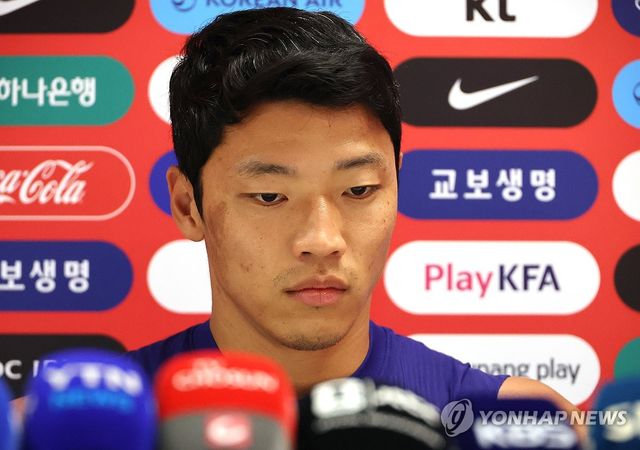 질문에 답하는 황희찬