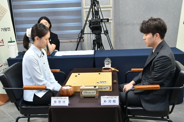 박하민 9단이 김은지 9단을 꺾고 LG배 16강에 올랐다.