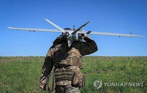 정찰용 드론을 운반하는 우크라이나 병사