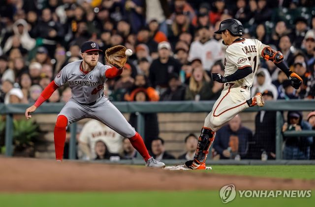 포수 앞 내야 안타 때 전력 질주로 세이프된 이정후 