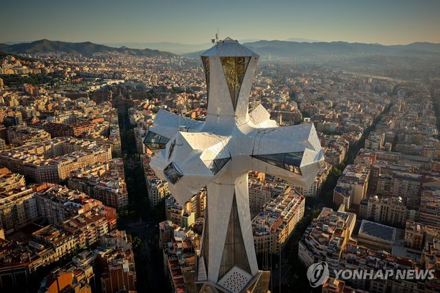 사그라다 파밀리아 예수 그리스도의 탑 상단 십자가
