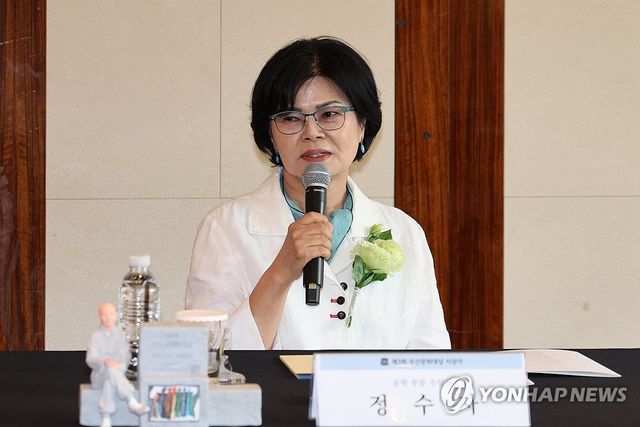 수상소감 말하는 정수자 시인
