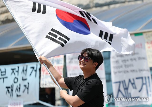 이어지는 개표소 봉쇄 시위…태극기 흔드는 참가자