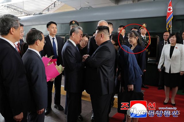 지난해 김정은 북한 국무위원장의 방중에 동행한 딸 주애의 모습