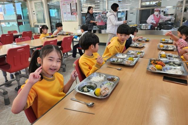 학교 급식 먹는 아이들