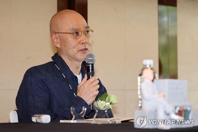 수상소감 말하는 서도호 작가